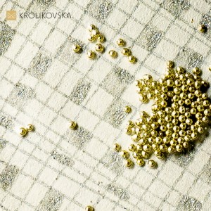 Biżuteria do szarej sukienki- naszyjnik srebrny.