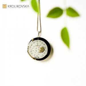 Biżuteria do szarej sukienki- naszyjnik srebrny.