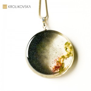 Biżuteria do szarej sukienki- naszyjnik srebrny.