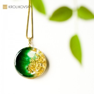 Biżuteria na prezent dla przyjaciółki- złoto zielony naszyjnik.