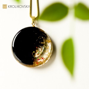 Biżuteria delikatna malowana- naszyjnik pozłacany.