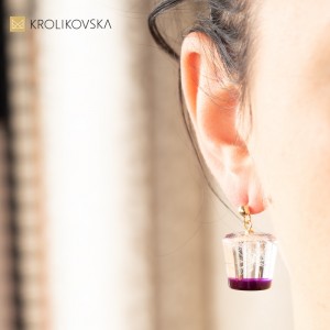 Fioletowe kolczyki nowoczesna biżuteria.