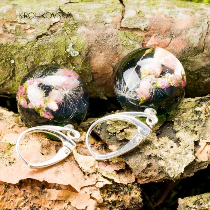 Nowoczesna biżuteria z prawdziwymi kwiatami.