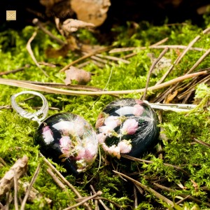 Nowoczesna biżuteria z prawdziwymi kwiatami.