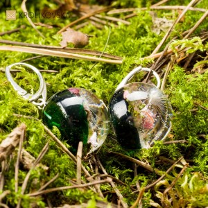 Nowoczesna biżuteria z prawdziwymi kwiatami.