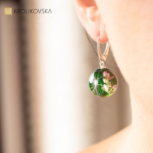 Nowoczesna biżuteria z prawdziwymi kwiatami.