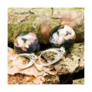 Nowoczesna biżuteria z prawdziwymi kwiatami.