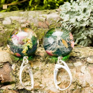 Prawdziwe kwiaty w biżuterii artystycznej.
