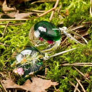 Prawdziwe kwiaty w biżuterii artystycznej.