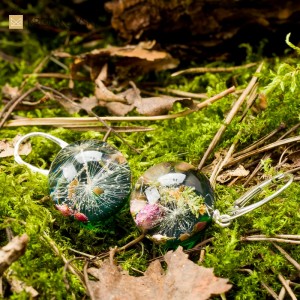 Prawdziwe kwiaty w biżuterii artystycznej.