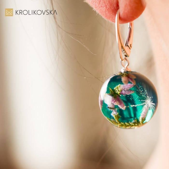 Prawdziwe kwiaty w biżuterii artystycznej.