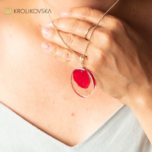Płatek czerwonej róży w naszyjniku prezent.