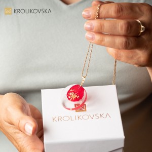 Magia czerwonej róży w naszyjniku prezent.