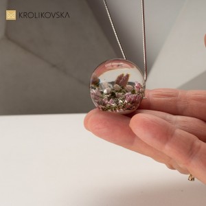 Kula żywicy z uczonymi kwiatami naszyjnik.