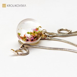 Naszyjnik prezent z nasionami mniszka lekarskiego.