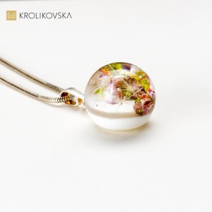 Naszyjnik prezent z nasionami mniszka lekarskiego.