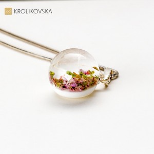 Naszyjnik prezent z nasionami mniszka lekarskiego.