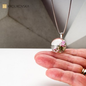Autorski naszyjnik srebrny z suszonymi kwiatami.