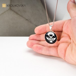 Autorski naszyjnik z motywem wycinanki łowickiej.