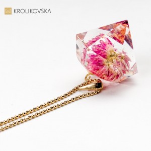 Autorski naszyjnik z różowym kwiatem.