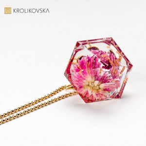 Autorski naszyjnik z różowym kwiatem.