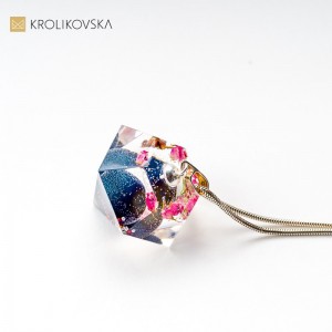 Biżuteria kwiaty w żywicy naszyjnik w kształcie diamentu.