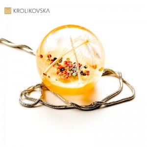 Biżuteria dmuchawce w żywicy.