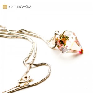 Biżuteria z zatopionymi kwiatami w diamencie.