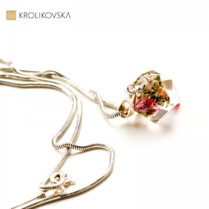 Biżuteria z zatopionymi kwiatami w diamencie.