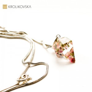 Biżuteria z zatopionymi kwiatami w diamencie.