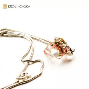 Biżuteria z zatopionymi kwiatami w diamencie.