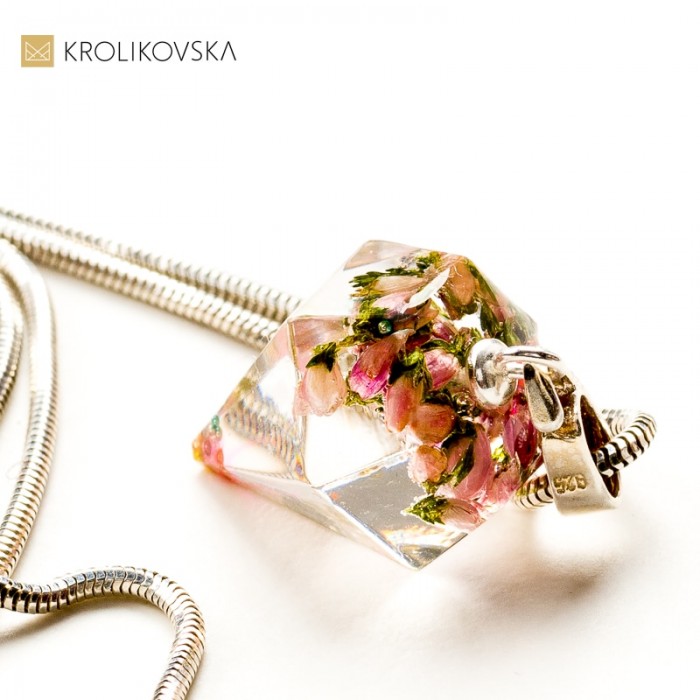 Biżuteria z zatopionymi kwiatami w diamencie.