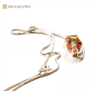 Biżuteria z zatopionymi kwiatami w diamencie.