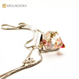 Biżuteria z zatopionymi kwiatami w diamencie.