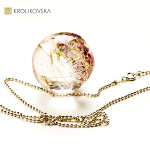 Naszyjnik prezent biżuteria z żywicy z kwiatami.