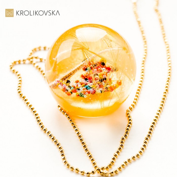 Naszyjnik prezent żółta kula z dmuchawcem.