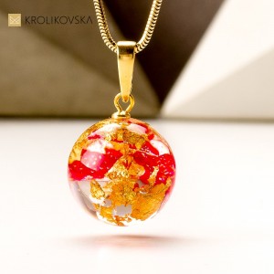 Naszyjnik prezent dla narzeczonej z płatkami złota.