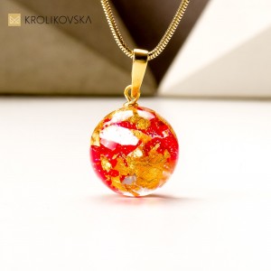 Naszyjnik prezent dla narzeczonej z płatkami złota.