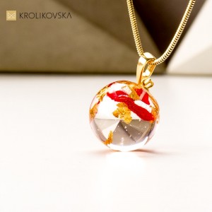 Naszyjnik prezent dla narzeczonej z płatkami złota.