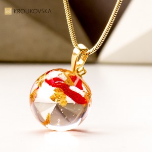 Naszyjnik prezent dla narzeczonej z płatkami złota.