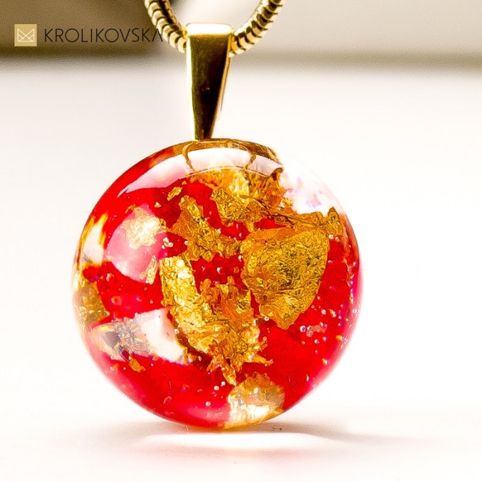 Naszyjnik prezent dla narzeczonej z płatkami złota.