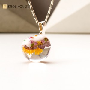 Pomysł na prezent dla narzeczonej naszyjnik kwiatowy.