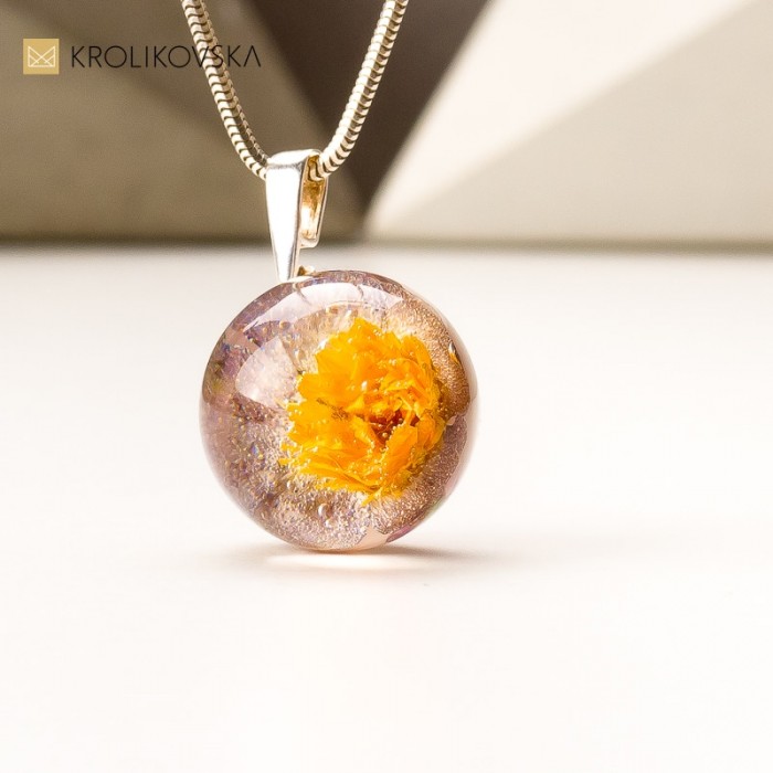 Pomysł na prezent dla narzeczonej naszyjnik kwiatowy.