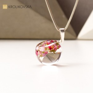 Prezent na imieniny dla narzeczonej kwiaty w kuli.