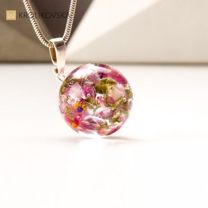 Prezent na imieniny dla narzeczonej kwiaty w kuli.