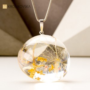 Naszyjnik prezent dmuchawiec w półkuli.