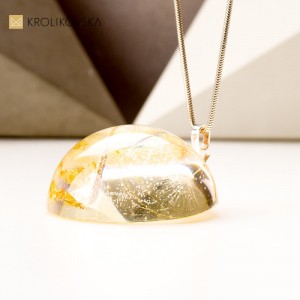 Naszyjnik prezent dmuchawiec w półkuli.