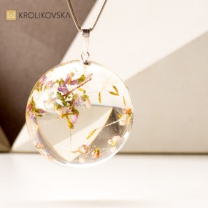 Elegancki naszyjnik od rodziców dla córki.
