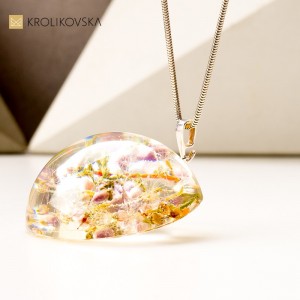 Elegancki naszyjnik od rodziców dla córki.