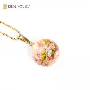 Biżuteria damska minimalistyczna kolorowa z kwiatami wrzosu.